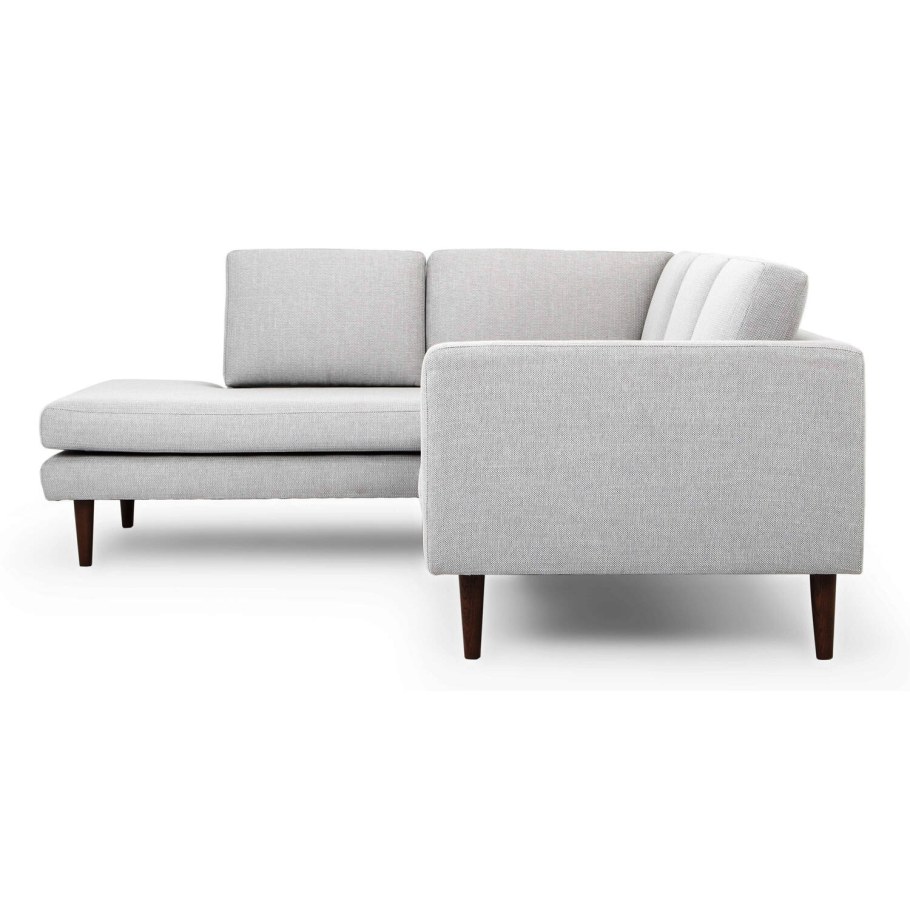 Угловой диван на ножках в скандинавском стиле