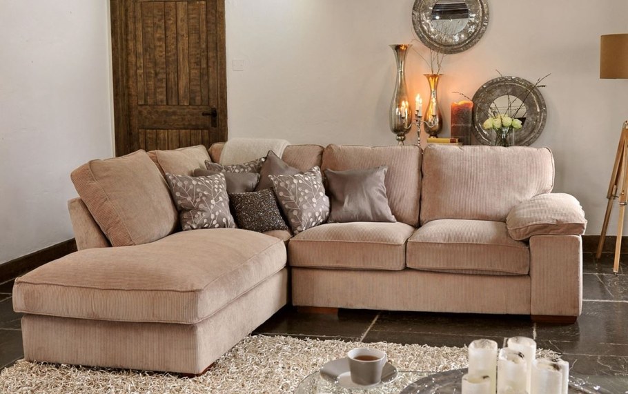 Диван с мягкими подушками