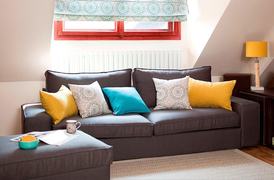 Серый диван с цветными подушками