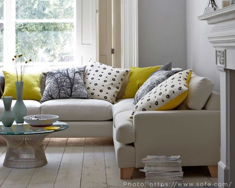 Серый диван с подушками