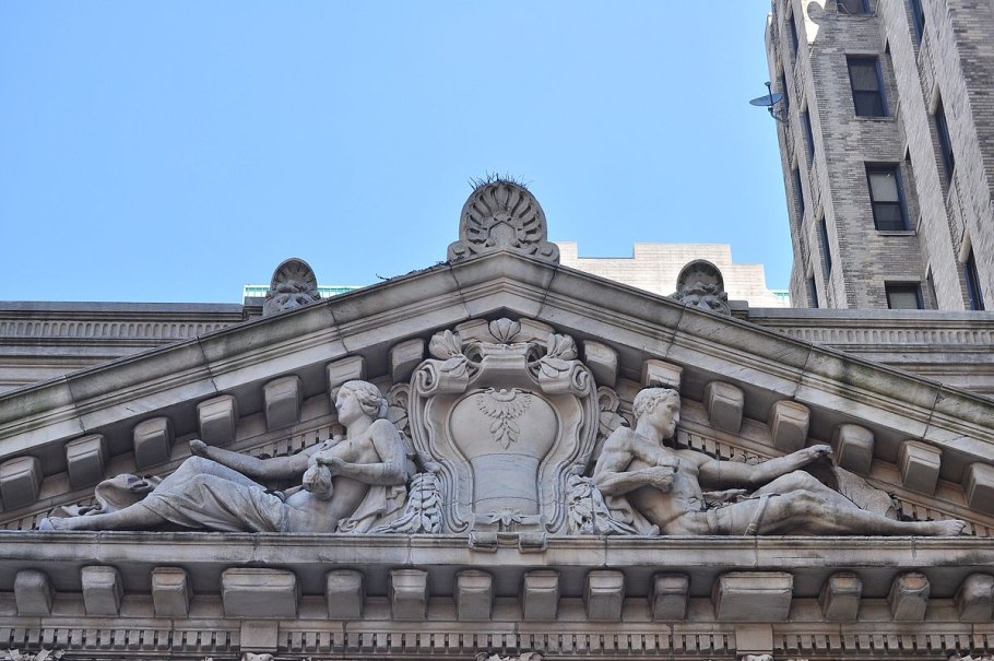 Красивый фронтон