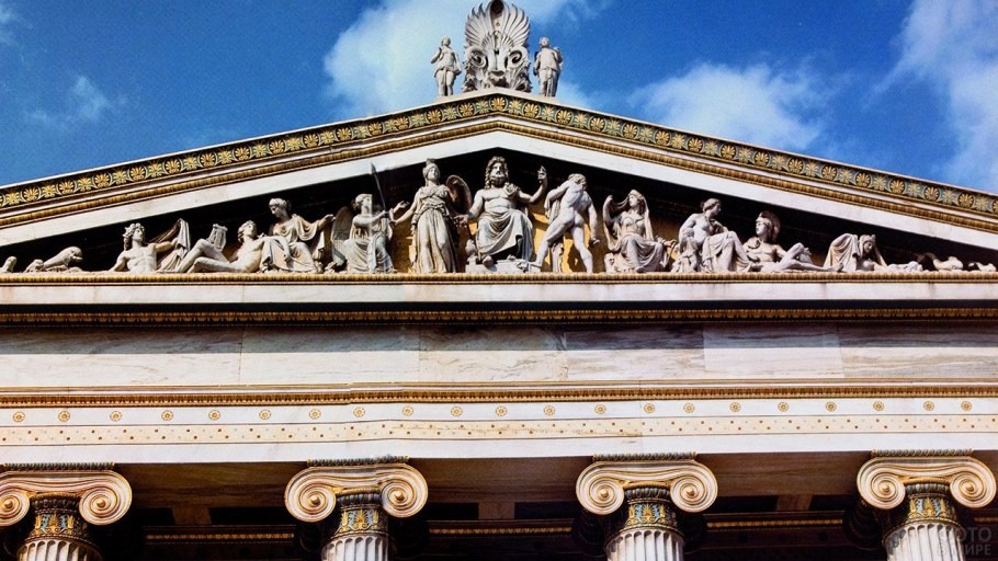 Лувр архитектура фронтон