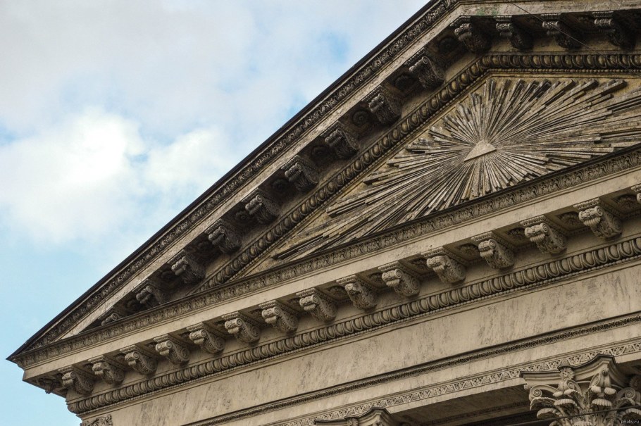 Килевидный фронтон