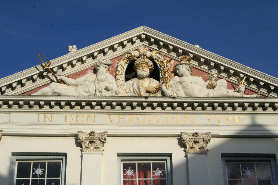 Щипцовая кровля фронтон