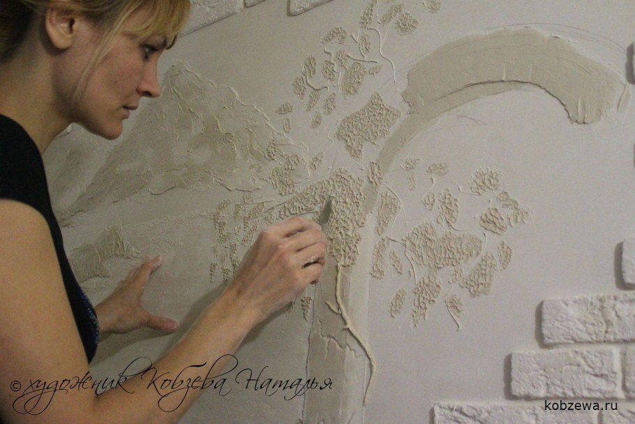 Лепнина из шпаклевки на стене