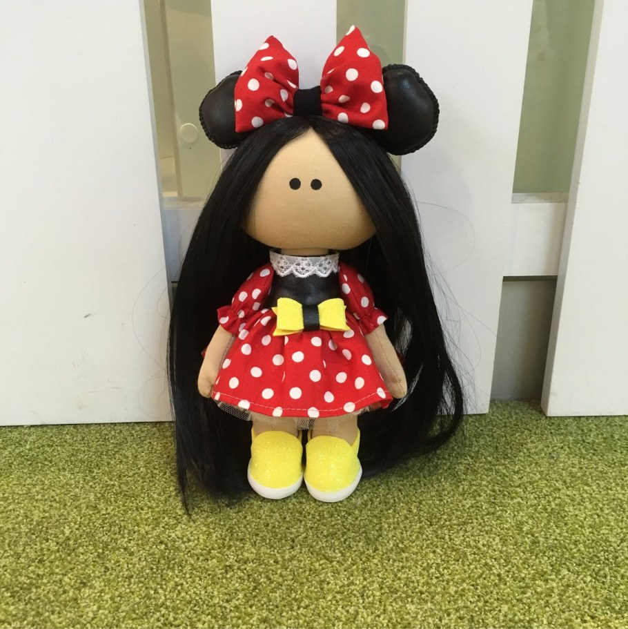 Интерьерная кукла в Красном