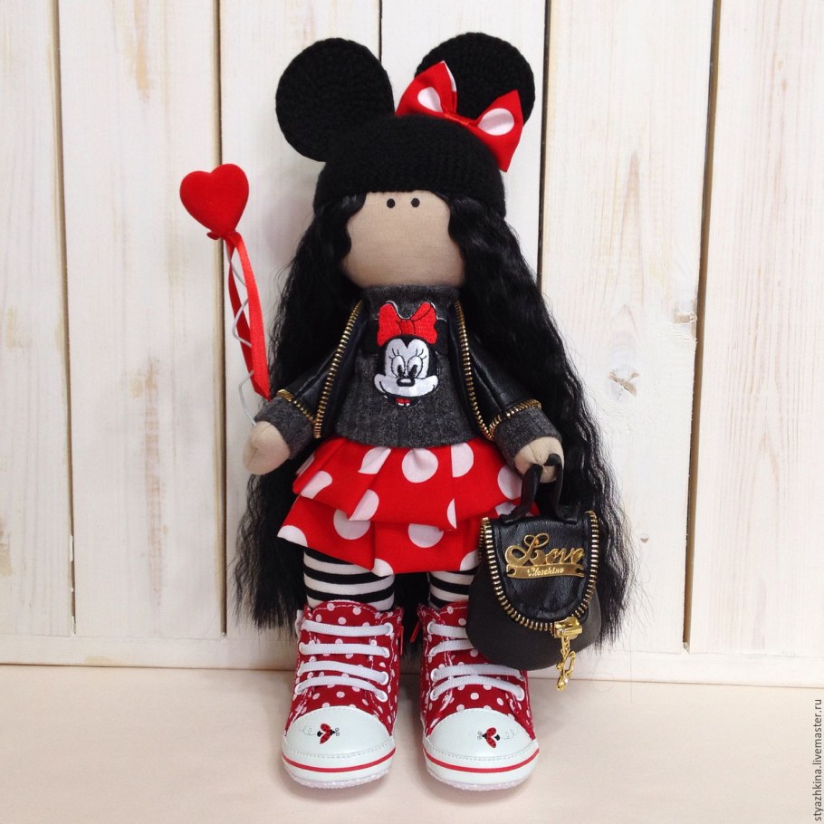 Кукла Минни Маус в платье