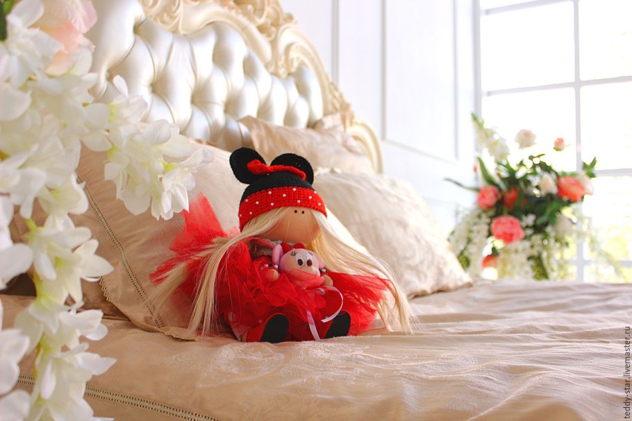 Кукла Минни Маус