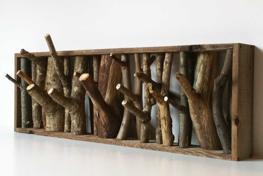Оригинальная вешалка из дерева