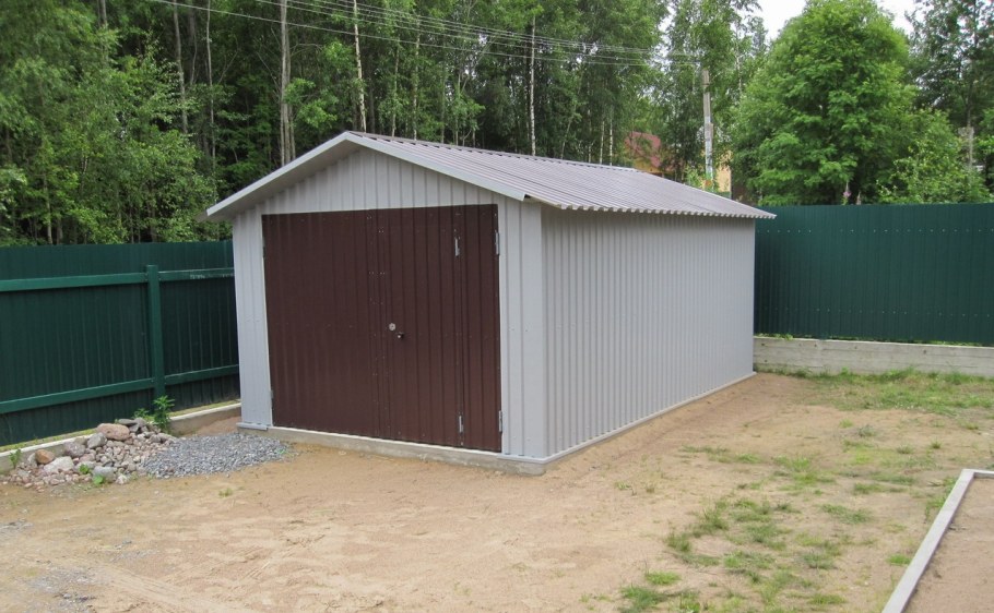 Гараж на дачном участке