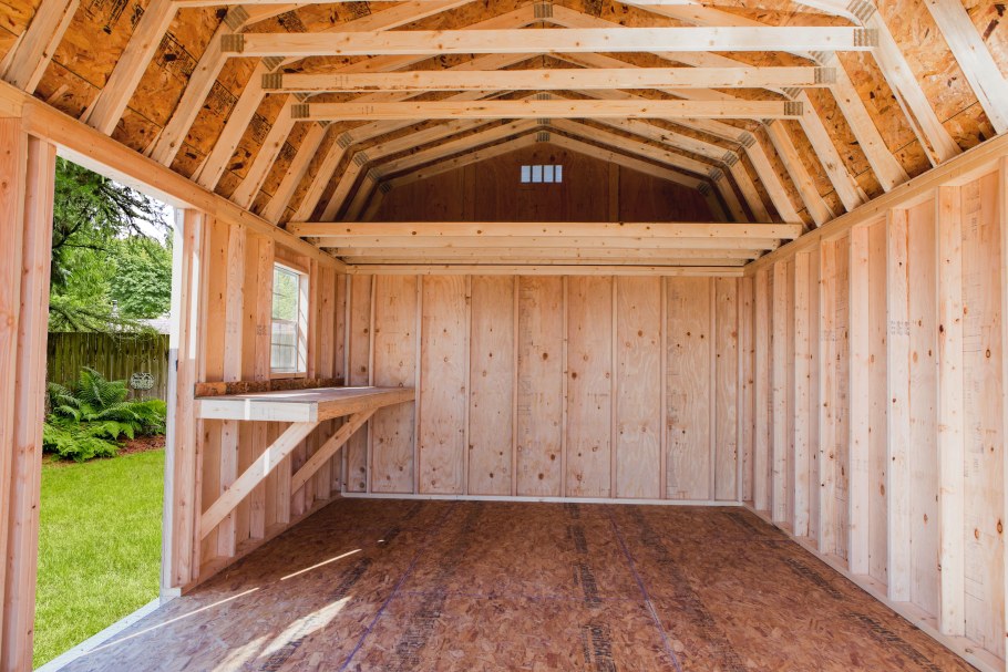 Двухэтажный деревянный гараж