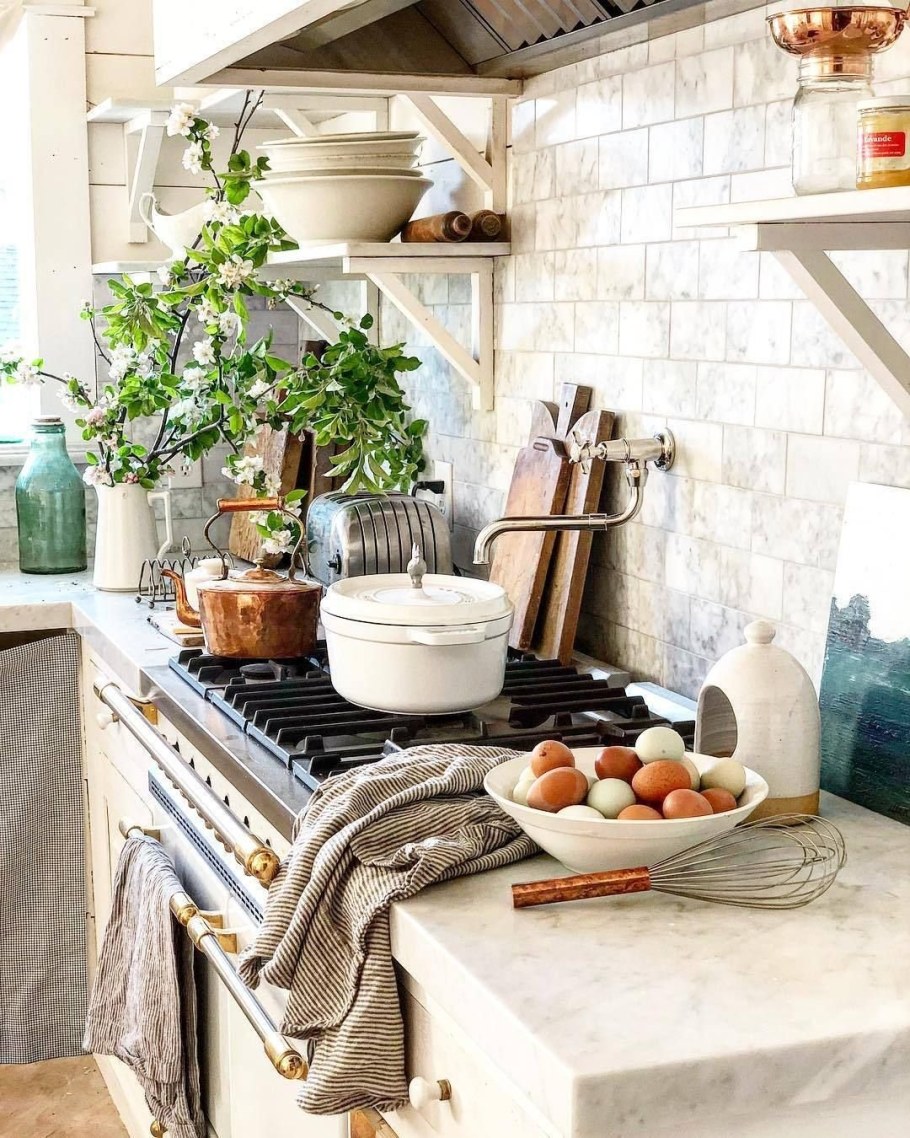 Уютная кухня в деревенском стиле