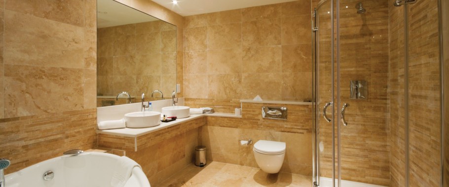 Гибкий камень с кафелем в ванной