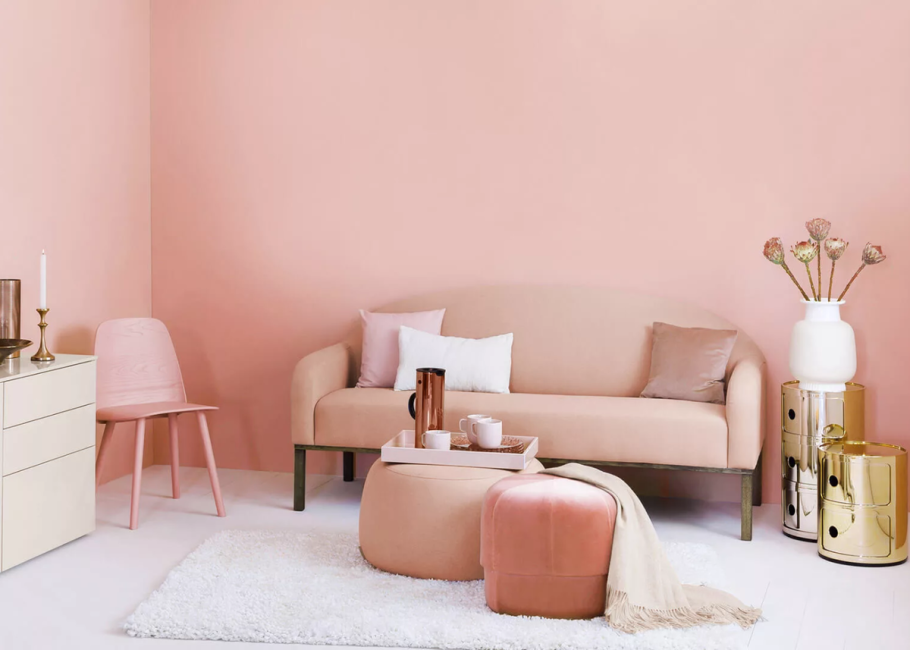 Розовый диван в интерьере
