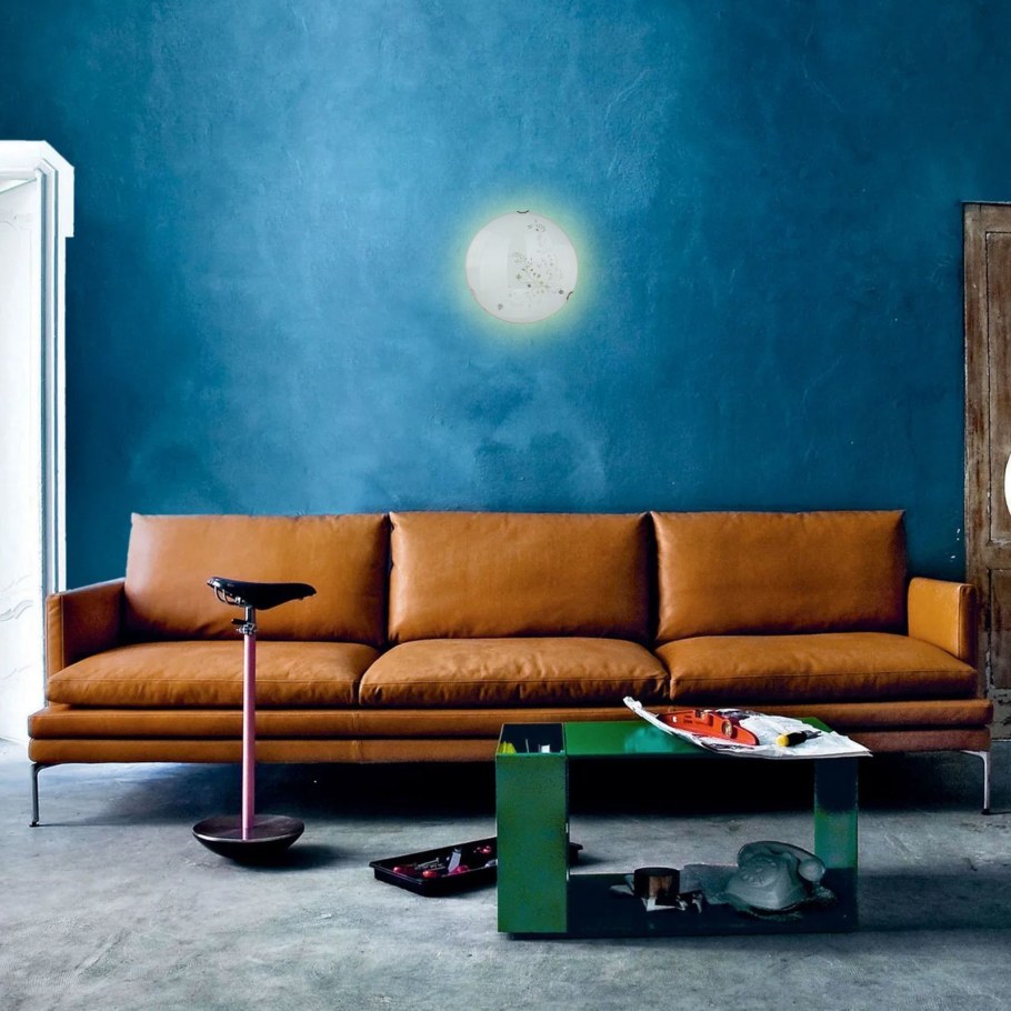 Коричневая стена