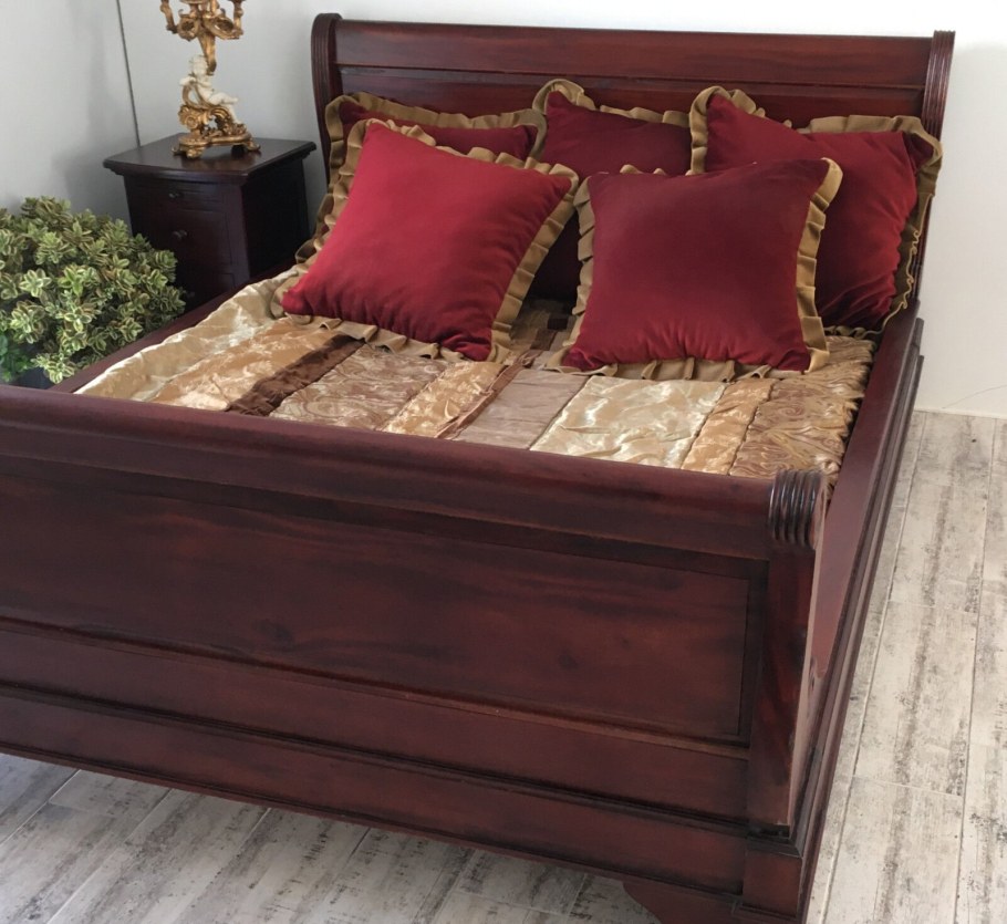 Кровать из массива красного дерева