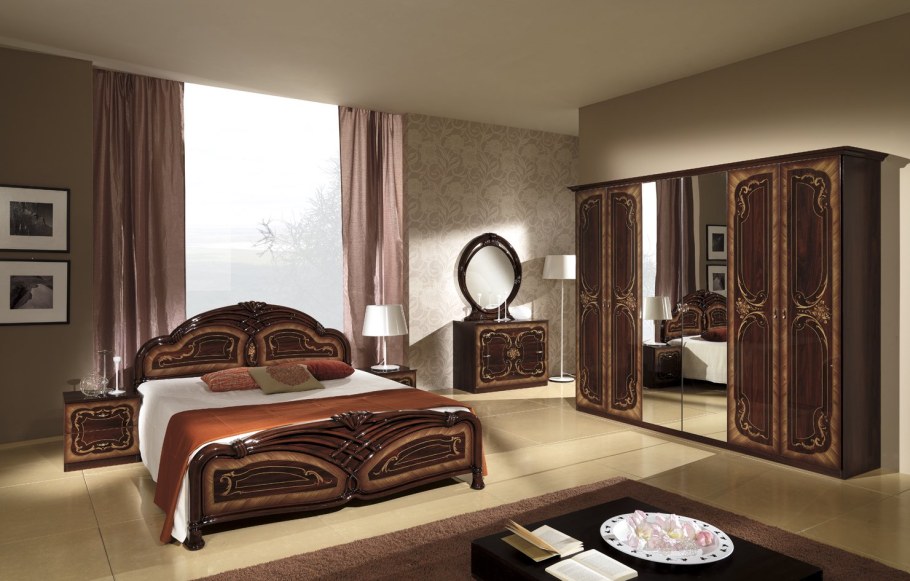Спальня с мебелью из красного дерева