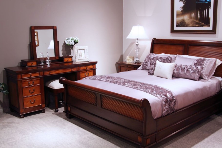 Спальни в цвете махагон