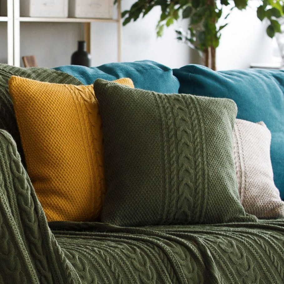 Вязаные диванные подушки в интерьере гостиной