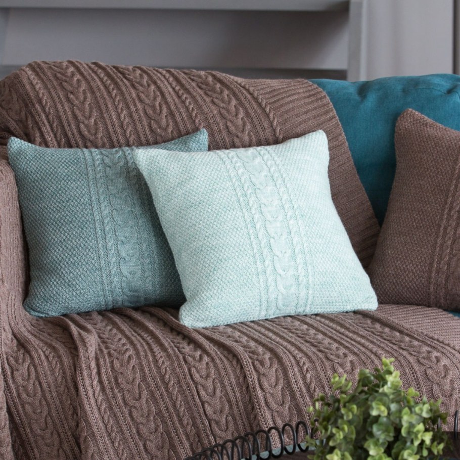 Вязаные подушки в интерьере