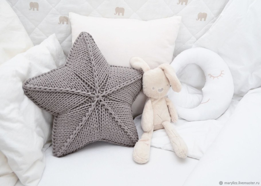 Диванные подушки с кружевами