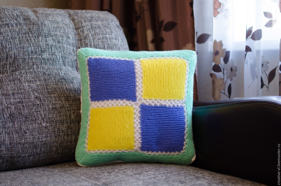 Оригинальные подушки спицами