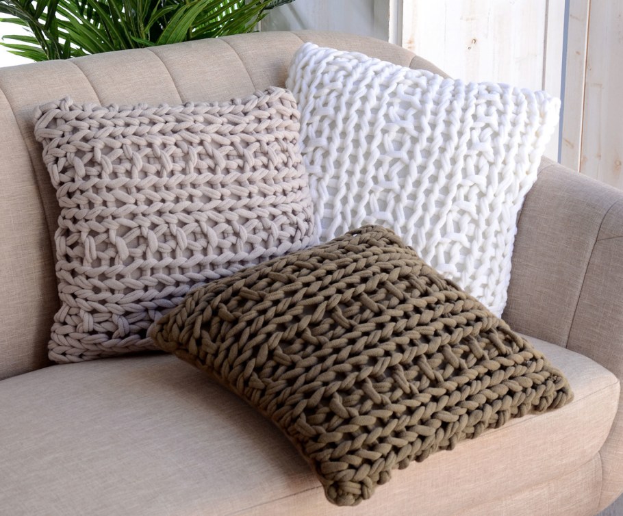 Вязаные подушки на диван спицами