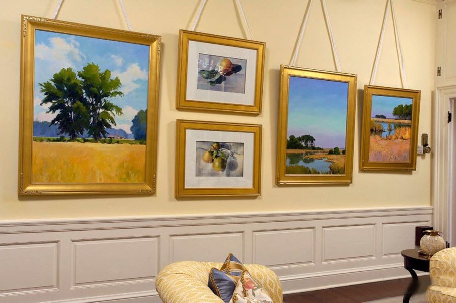 Картина в раме на стене