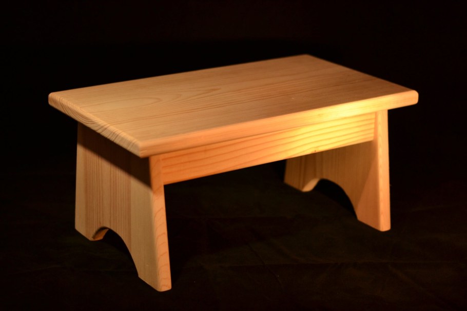 Скамейка маленькая деревянная