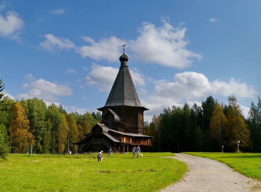 За Ангарском музей деревянного зодчества