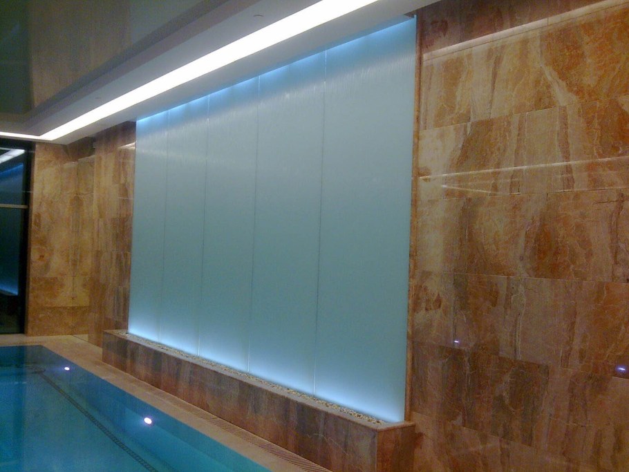 Водопад по стеклу