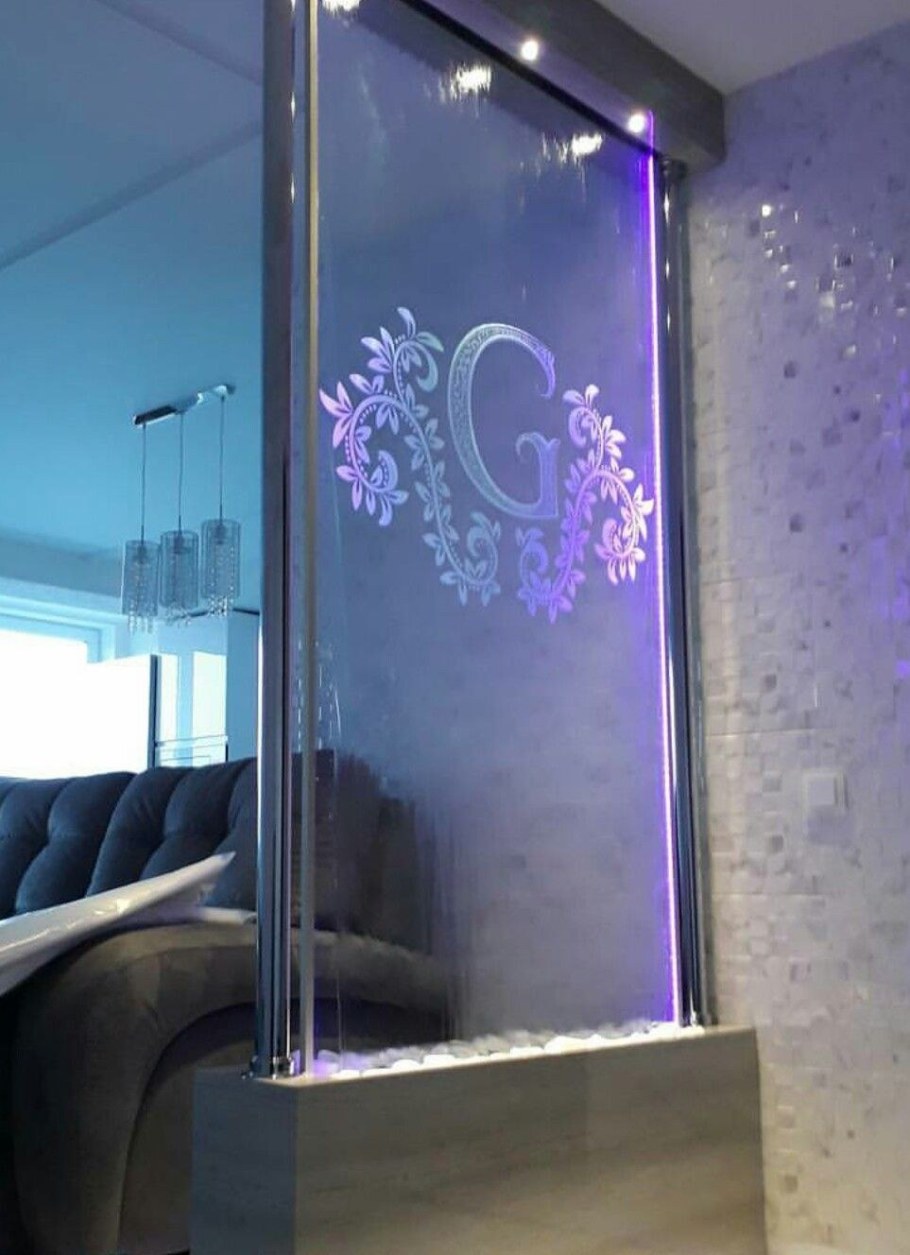 Водопад по стеклу