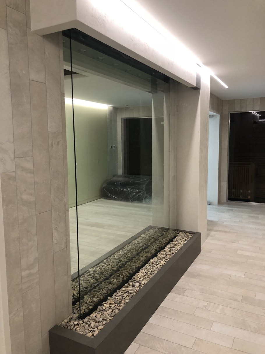 Домашний водопад по стеклу