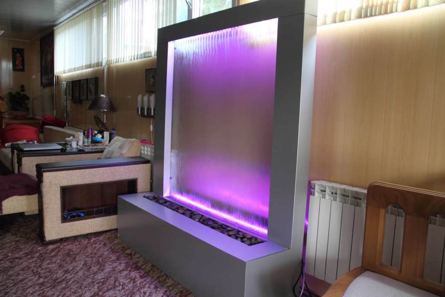 Водопад по стеклу с подсветкой