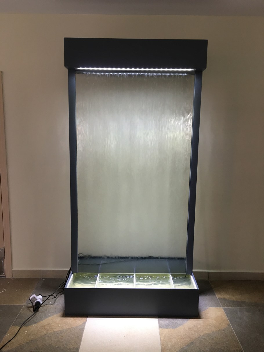 Декоративный водопад по стеклу