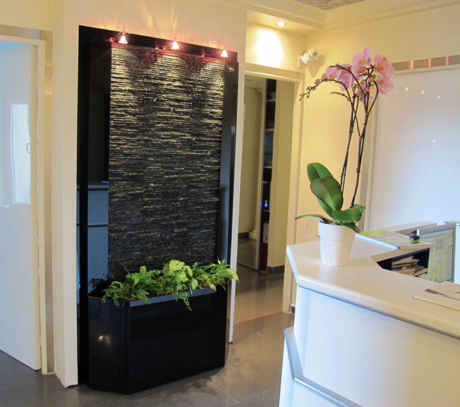 Декоративный водопад по стеклу