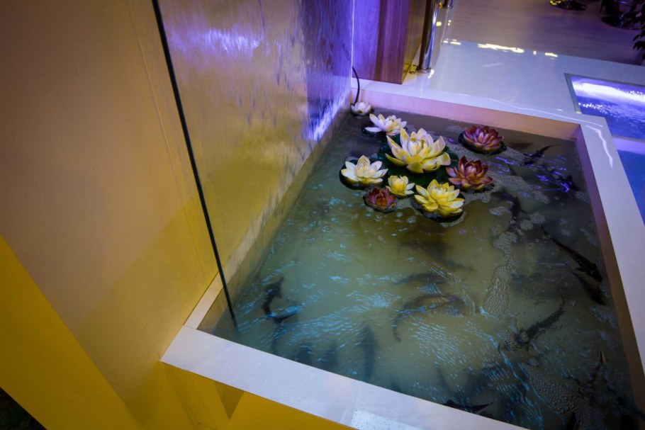 Водопад по стеклу