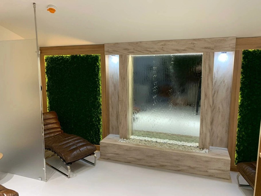 Водопад по стеклу