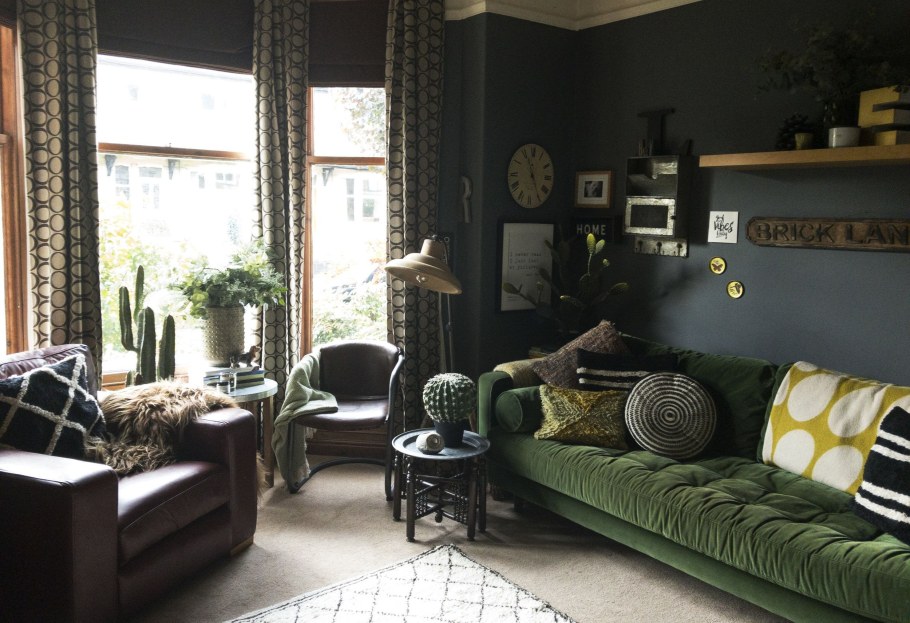 Зеленый диван в интерьере