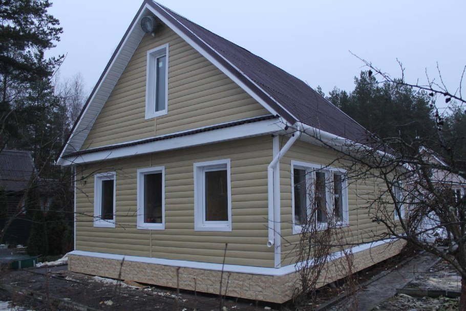 Дачный домик обшитый сайдингом