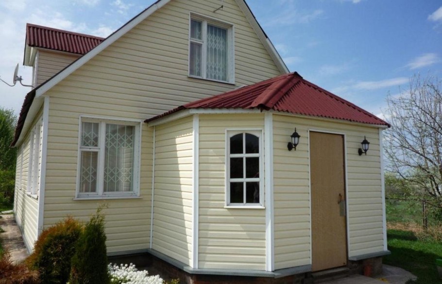 Дачный домик обшитый сайдингом