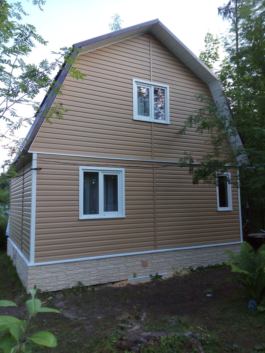 Дачный дом обшитый сайдингом