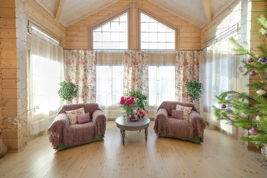 Застекленная деревянная веранда