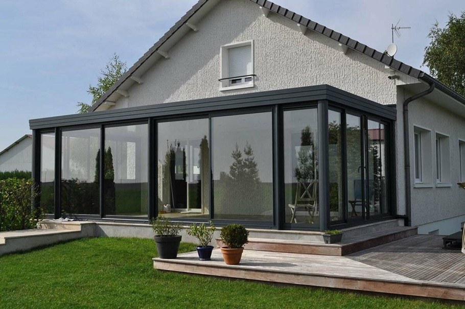 Интерьер комнаты с окном