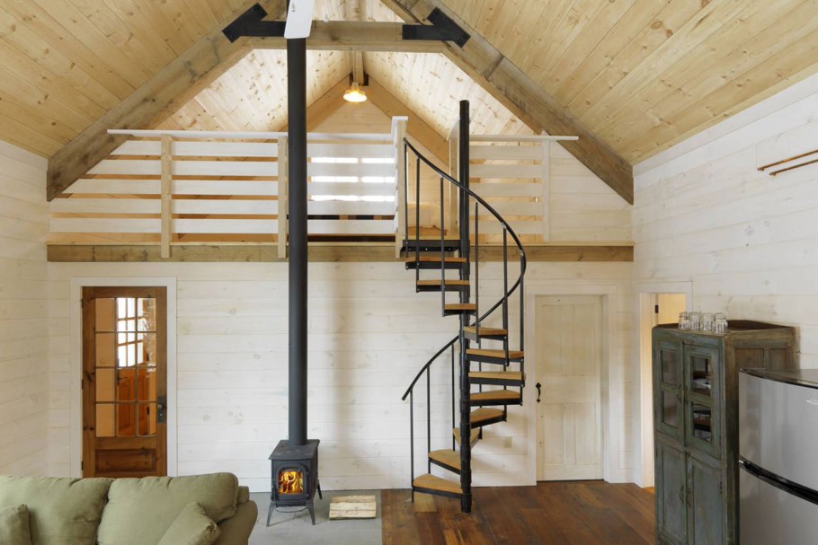 Лестница в дачном домике