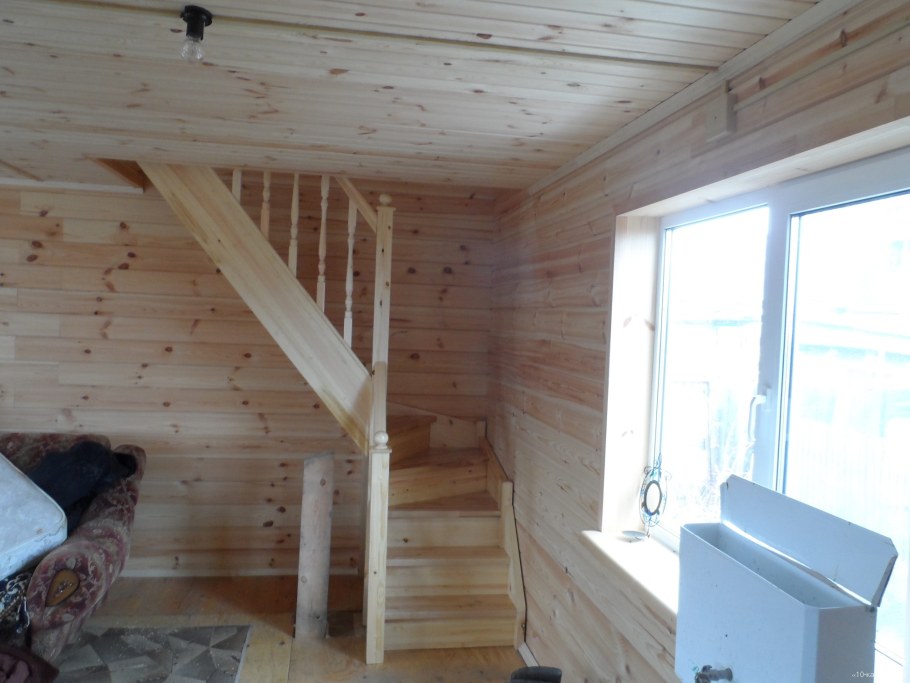Лестница на второй этаж на даче