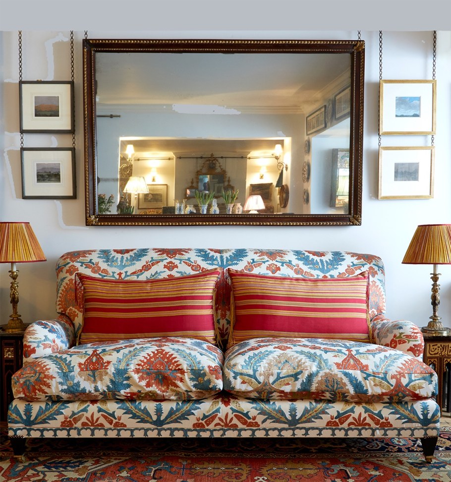 Диван из гобелена в интерьере