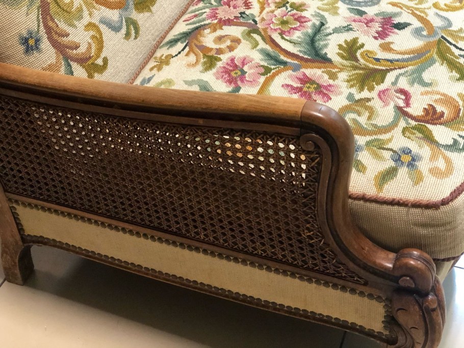 Диван из гобелена