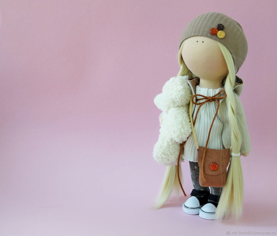 Кукла в берете