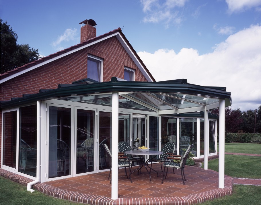 Стеклянный навес над террасой